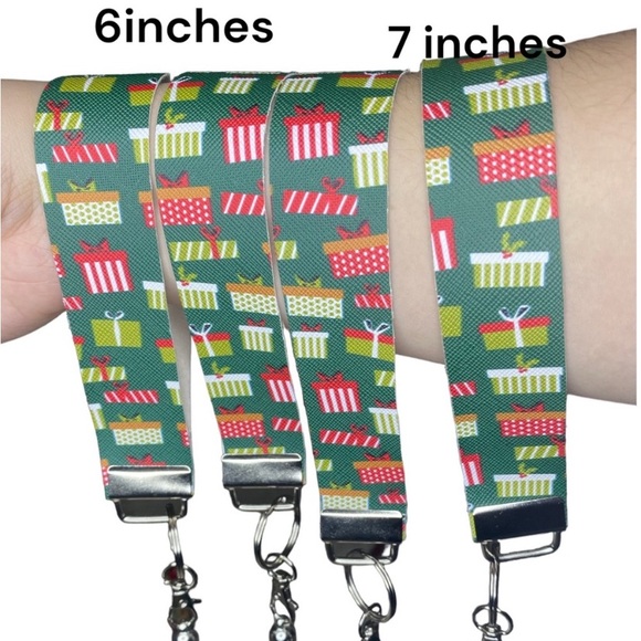 Christmas Presents Holiday Green Keychain Wristlets (price is for 1) - Picture 3 of 3